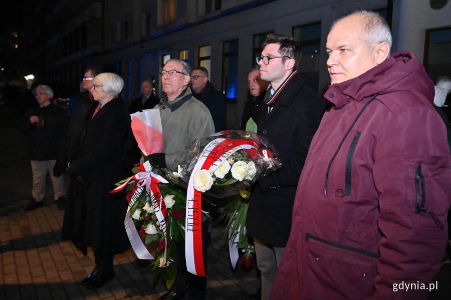 W uroczystościach 42. rocznicy wprowadzenia stanu wojennego przed pomnikiem Ofiar Terroru Komunistycznego wzięli udział m.in. (od lewej): Joanna Zielińska - przewodnicząca Rady Miasta Gdyni, radni Zenon Roda i Marek Dudziński 