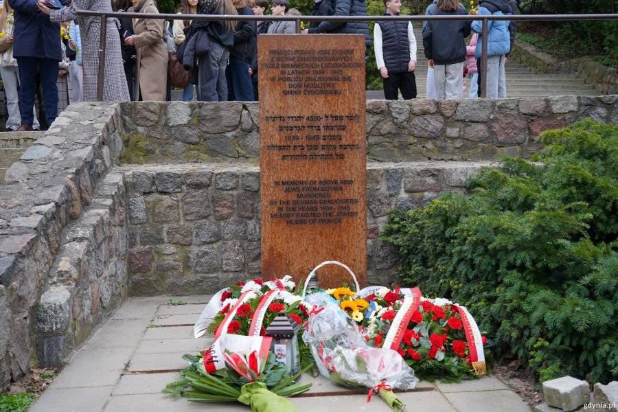 Tablica poświęcona pamięci gdyńskiej społeczności żydowskiej i wiązanki kwiat&oacute;w