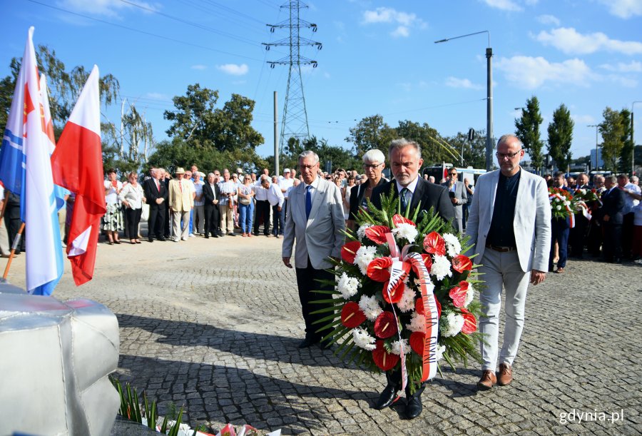 Symboliczne złożenie kwiatów pod pomnikiem Ofiar Grudnia '70, fot. Kamil Złoch