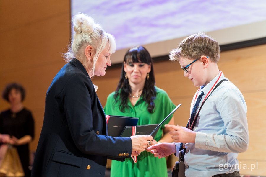 Nagrody laureatom wręcza Iwona Tanewska, naczelniczka Wydziału Edukacji