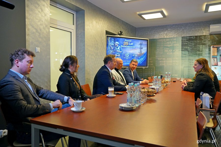 Spotkanie w Łączpolu. Na zdjęciu: prezydent Gdyni Aleksandra Kosiorek, Adam Pawłowski &ndash; prezes zarządu firmy Łączpol, Marcin Poltrok, J&oacute;zef Poltrok &ndash; założyciel firmy oraz Karolina i Piotr Poltrokowie
