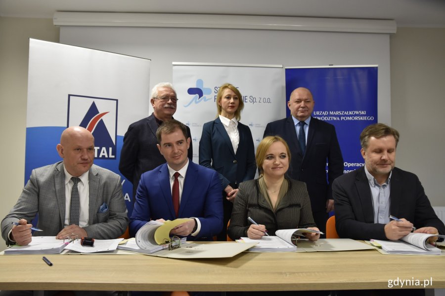 Podpisanie umów na prace budowlane przez zarząd Szpitali Pomorskich z wykonawcą - firma Astal Grupa Budowlana // fot. Magdalena Czernek