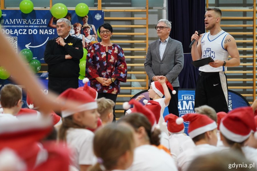 Na zdjęciu m.in.: kadm. prof. dr hab. Tomasz Szubrycht, rektor AMW, Beata Koniarska, członkini zarządu PGZ Stocznia Wojenna, kmdr por. rezerwy Dariusz Sapiejka, dyrektor Akademickiego Centrum Sportowego AMW i Kacper „Kacpa” Lachowicz