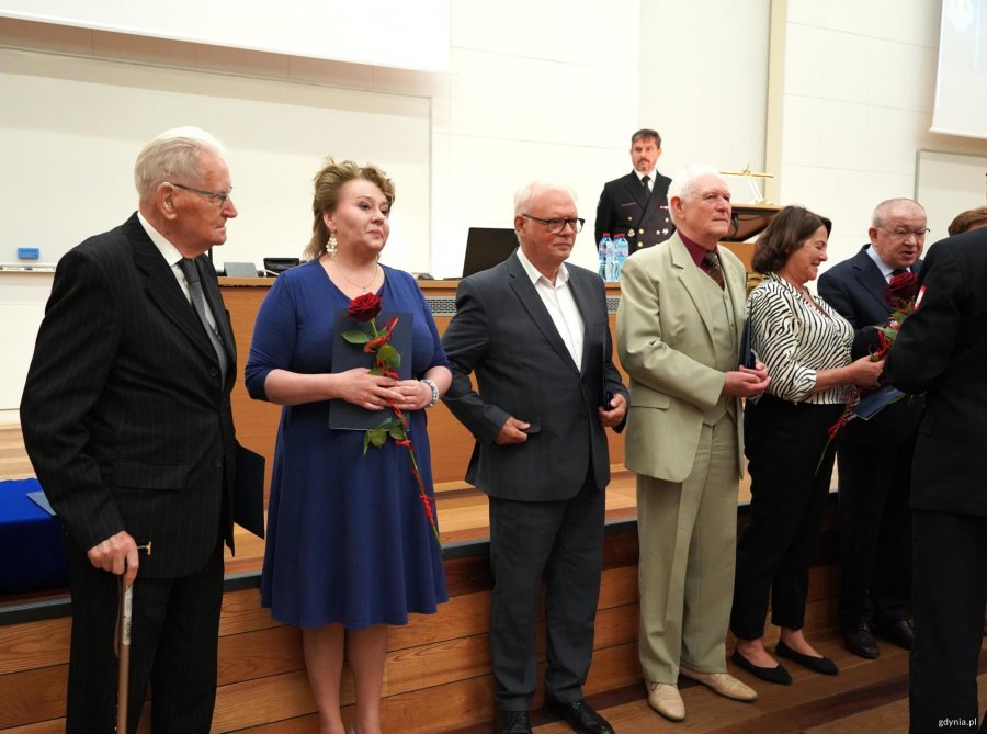 Grupa os&oacute;b na scenie