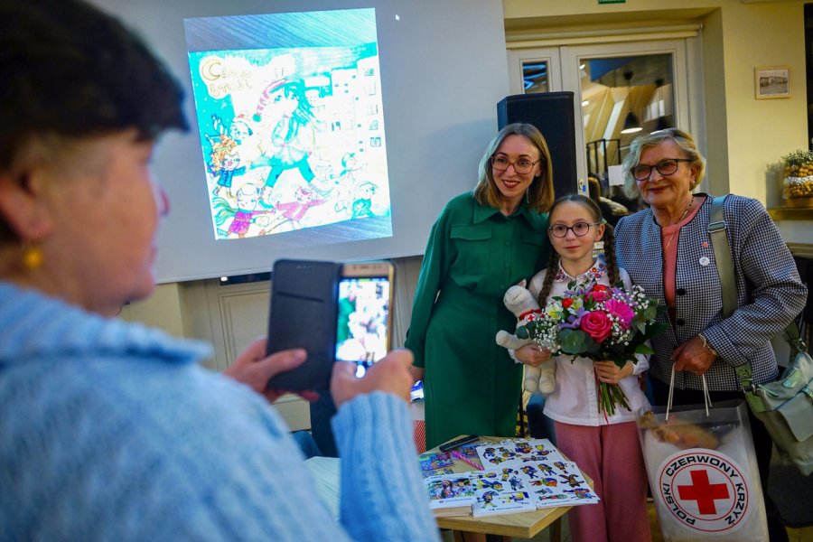 W Konsulacie Kultury odbył się wernisaż wystawy 9-letniej Marty Hrytsaniuk, młodej artystki z Żytomierza. Fot. Mirosław Pieślak
