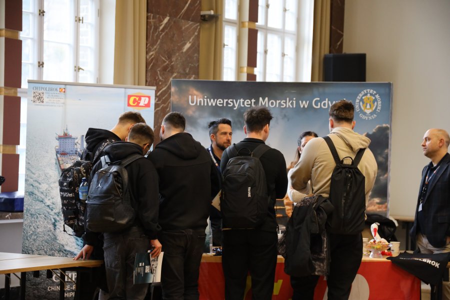 Studenci, grupami odwiedzali stanowiska 