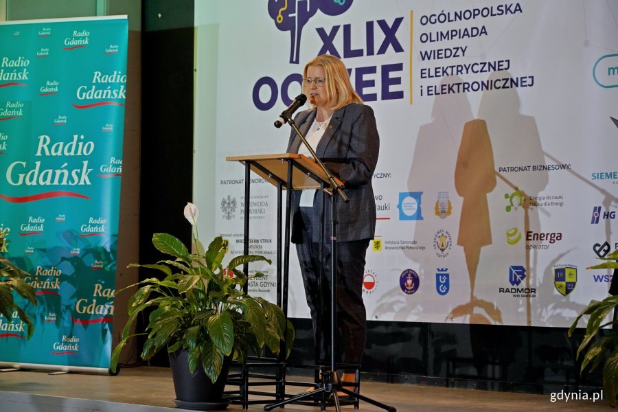 Agnieszka Baranowska, członkini zarządu Wojew&oacute;dztwa Pomorskiego, przemawiająca podczas otwarcia finału XLIX Og&oacute;lnopolskiej Olimpiady Wiedzy Elektrycznej i Elektronicznej