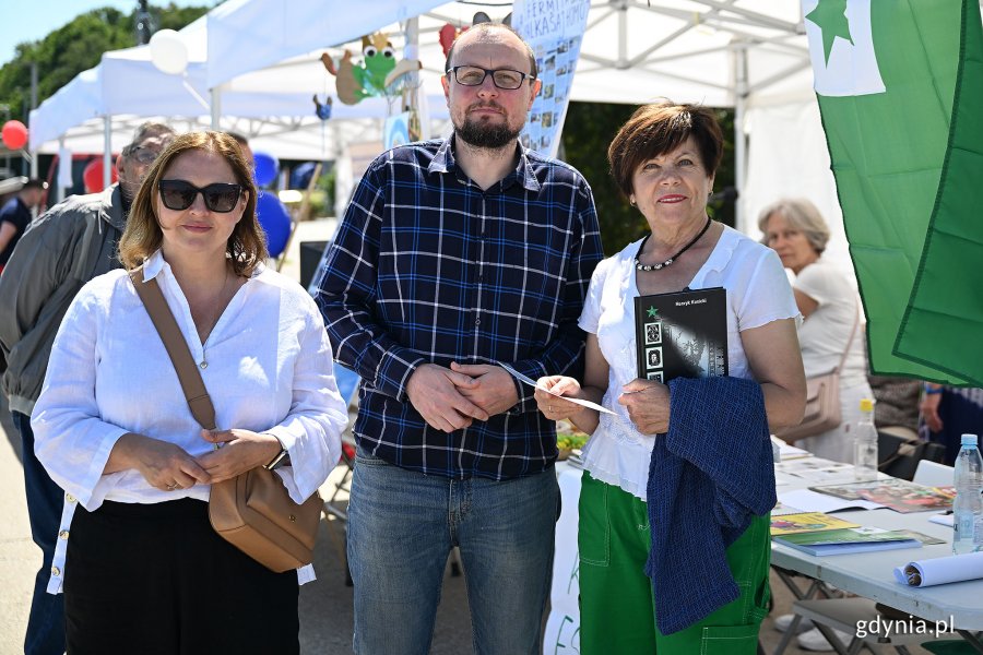 Mariusz Bzdęga – dyrektor zarządzający ds. kultury i aktywności mieszkańców przy jednym ze stoisk podczas Gdyńskiego Pikniku Pozarządowego
