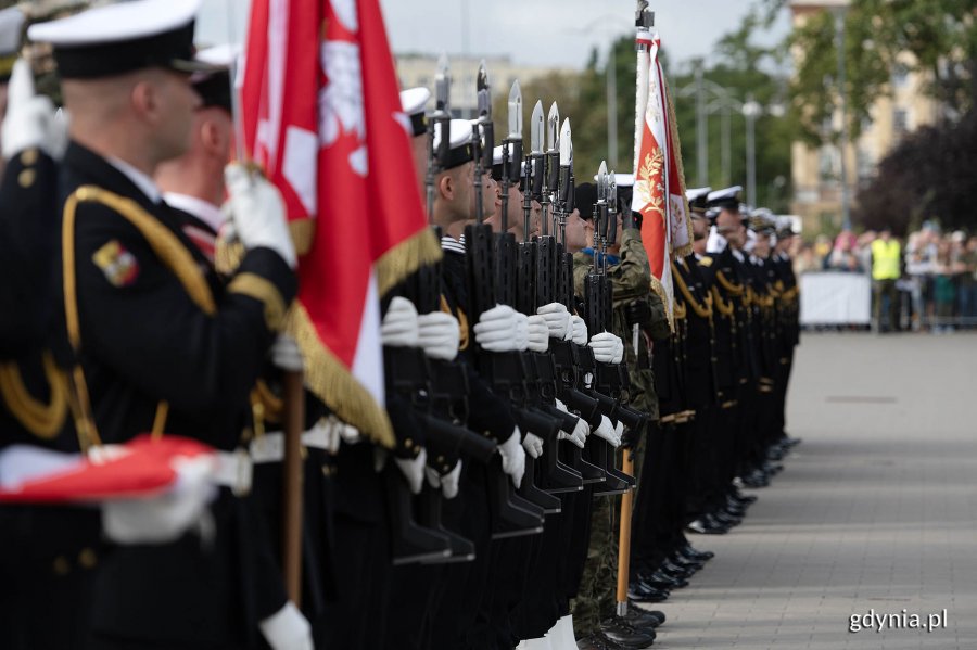 Żołnierze Marynarki Wojennej stojący w dwuszeregu na nabrzeżu Pomorskim podczas uroczystości z okazji święta 43. Bazy Lotnictwa Morskiego i Dywizjonu Okrętów Bojowych 