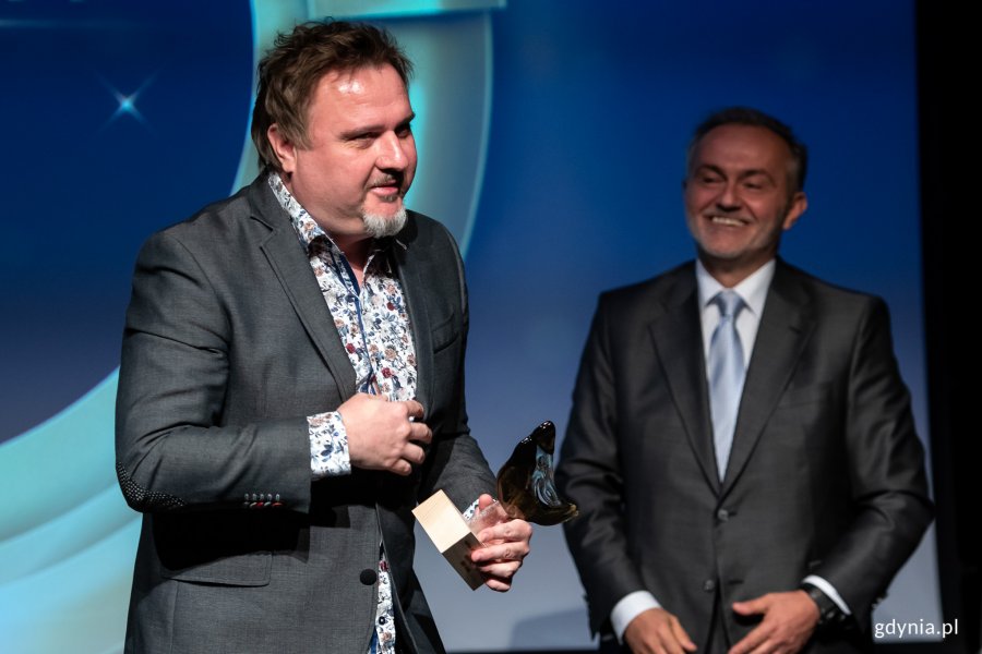 Jerzy Rados odbiera nagrodę z rąk Wojciecha Szczurka/fot. Dawid Linkowski