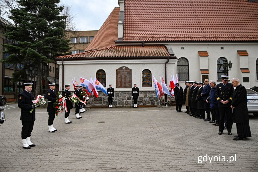 Składanie wiązanek przez delegacje, fot. Michał Sałata