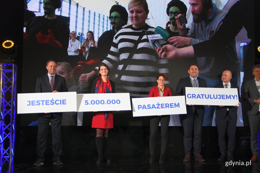 5-milionowy pasażer Portu Lotniczego Gdańsk. Na zdjęciu od lewej: marszałek województwa pomorskiego Mieczysław Struk, wiceprezydent Gdyni Katarzyna Gruszecka-Spychała, Marzena Bugajska z córką Hanią, wiceprezydent Sopotu Magdalena Czarzyńska-Jachim, wiceprezydent Gdańska Piotr Borawski, prezes Lufthansy w Polsce Frank Wagner, prezes Portu Lotniczego Gdańsk Tomasz Kloskowski // fot. J. Bronk