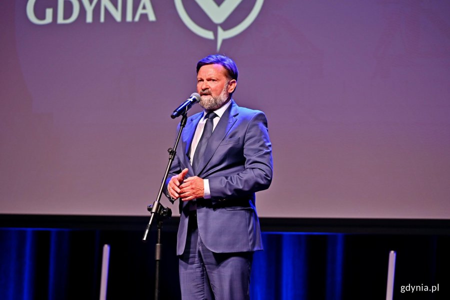 Piotr Gorzeński &ndash; prezes Zarządu Morskiego Portu Gdynia przemawiający podczas konferencji podsumowującej zakończenie dw&oacute;ch inwestycji w Porcie Gdynia