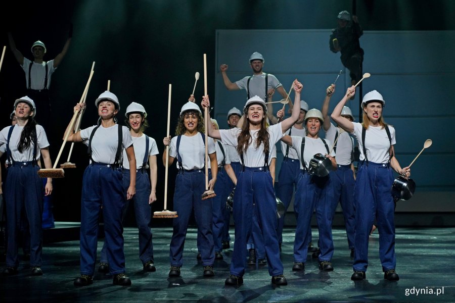 Zdjęcie z pr&oacute;by koncertu sylwestrowego &bdquo;Muzyczny swojemu miastu na 100-lecie&rdquo;. Scena zbiorowa 