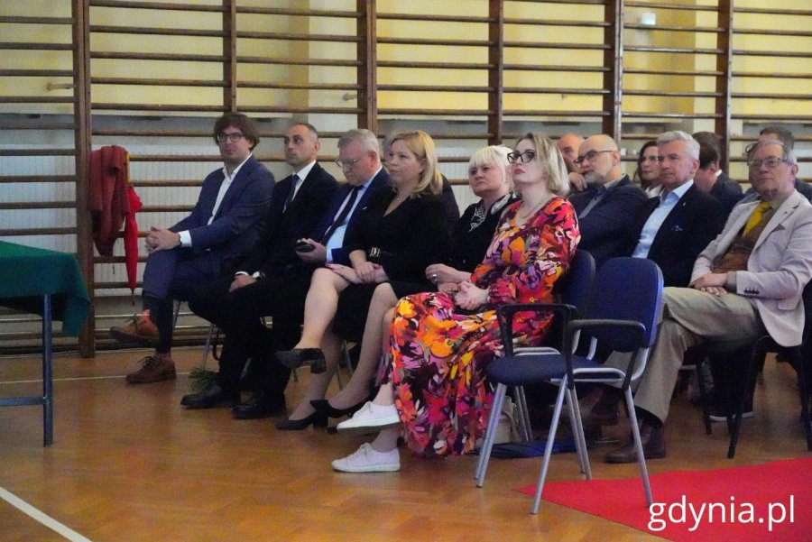 Na zdjęciu (od lewej): dyrektor biura posłanki Henryki Krzywonos-Strycharskiej Paweł Wojnowski, przedstawiciel senatora Sławomira Rybickiego Grzegorz Kuleta, dyrektor Departamentu Edukacji i Sportu Urzędu Marszałkowskiego Województwa Pomorskiego Adam Krawiec, naczelnik Wydziału Edukacji Iwona Tanewska, wiceprezydentka Gdyni Oktawia Gorzeńska, radna Agnieszka Tokarska (fot. Magdalena Starnawska)