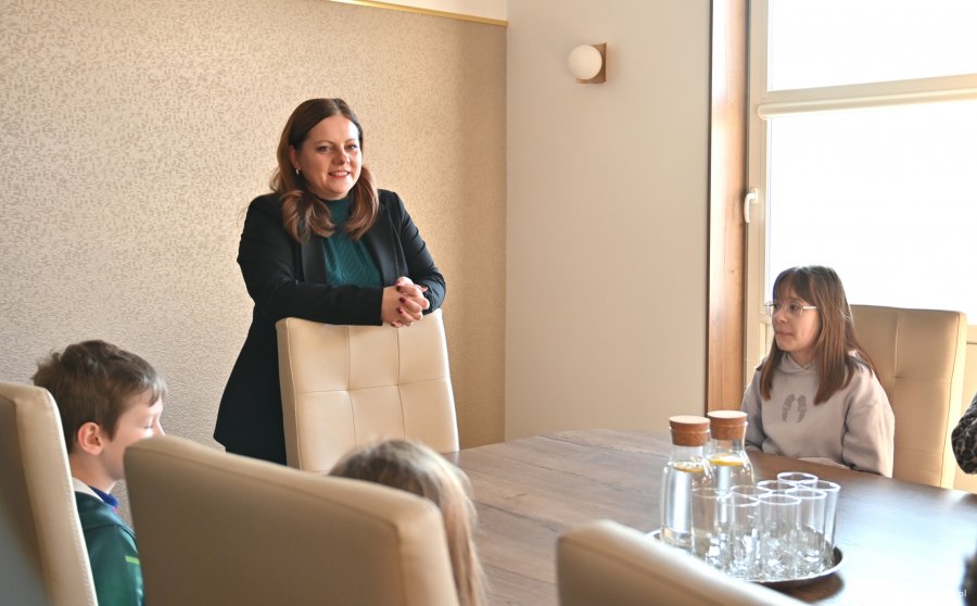 Kobieta w ciemnej marynarce