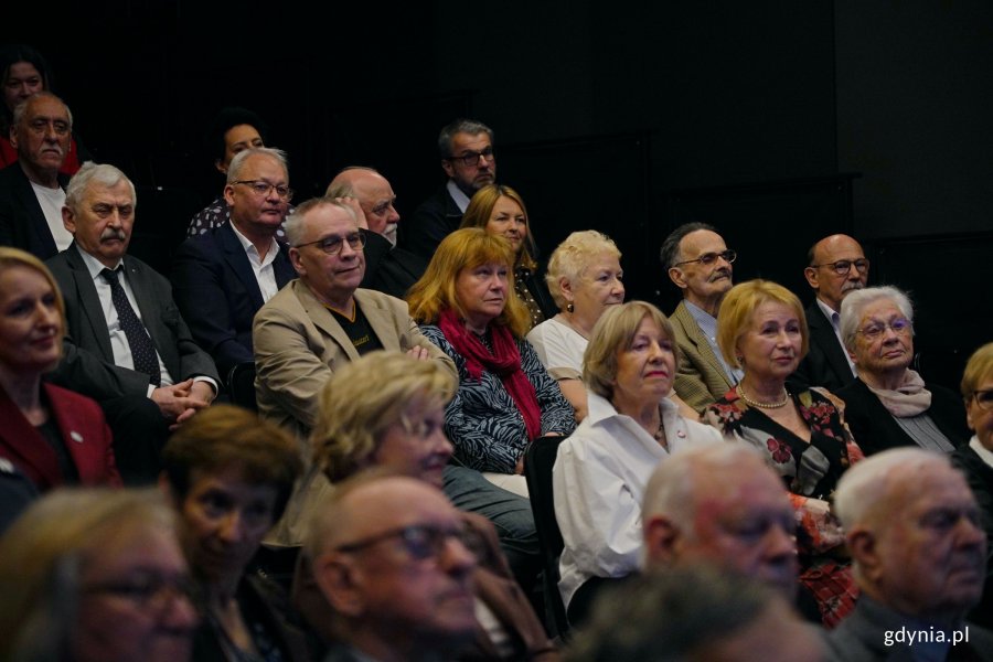 Uczestnicy uroczystości z okazji 50-lecia Towarzystwa Miłośnik&oacute;w Gdyni zgromadzeni w sali Konsulatu Kultury