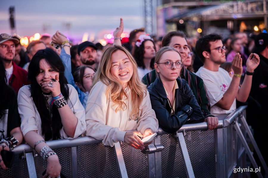 Uczestnicy festiwalu bawiący się przed sceną gł&oacute;wną