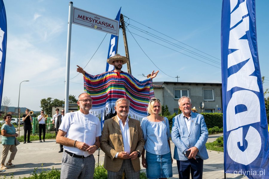 Od lewej: Wiceprezydent Michał Guć, prezydent Wojciech Szczurek, Karolina Głodowska, pomysłodawczyni nazwy „Meksykańska” i Andrzej Suchecki, konsul honorowy Meksyku w Gdańsku  // mat. Laboratorium Innowacji Społecznych