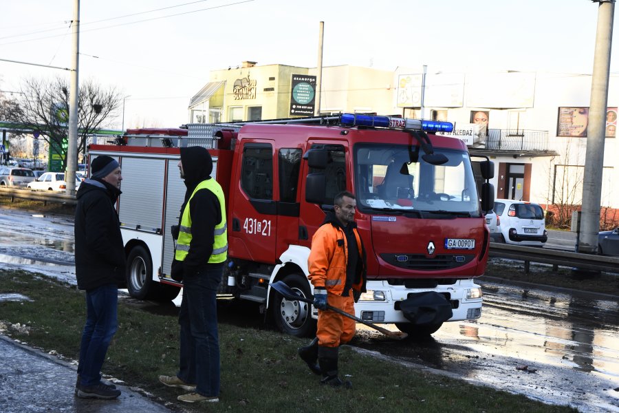 Na miejscu pracują strażacympracownicy Przedsiębiorstwa Wodociągów i Kanalizacji oraz policja, fot. Jan Ziarnicki