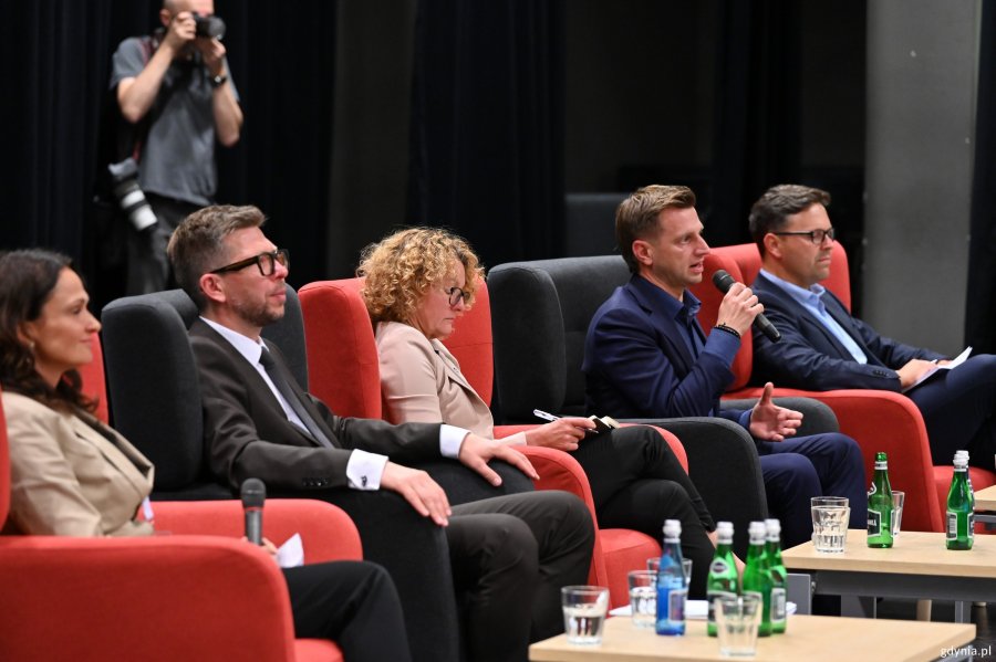 Na pytania odpowiadali m.in. prezydentka Sopotu Magdalena Czarzyńska-Jachim i Michał Glaser, prezes OMGGS i członkowie stowarzyszenia