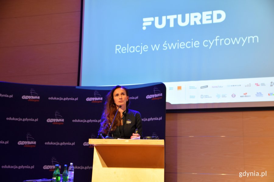 Konferencja "Futured. Relacje w świecie cyfrowym". Prelegentka Dusanka // fot. Justyna Bronk