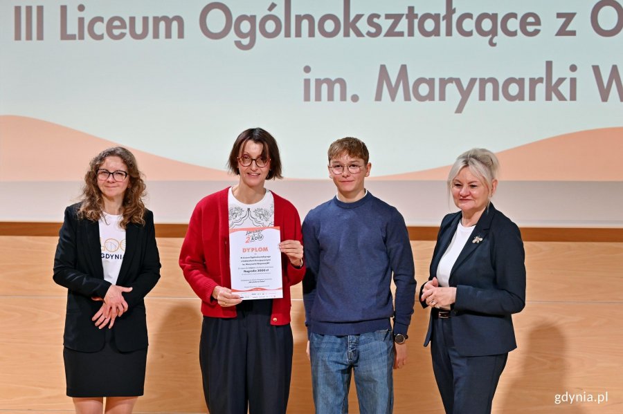 Przedstawiciele III Liceum Og&oacute;lnokształcącego z dyplomem i nagrodą dla szkoły za III miejsce za aktywność w kampanii &bdquo;Jak szkoła to dwa koła&rdquo;. Na zdjęciu z Iwoną Tanewska &ndash; naczelniczką Wydziału Edukacji Urzędu Miasta Gdyni i Dominiką Godlewską&nbsp;&ndash; koordynatorką kampanii &bdquo;Jak szkoła to dwa koła&rdquo; z ramienia Referatu Zarządzania Ruchem i Mobilnością Urzędu Miasta Gdyni 