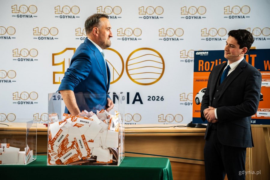 Wiceprezydent Gdyni Tomasz Augustyniak losujący zwycięski kupon podczas finału loterii &bdquo;Rozlicz PIT w Gdyni&rdquo;. Obok niego Piotr Pisarek &ndash; członek komisji nadzoru loterii z firmy Gratifica