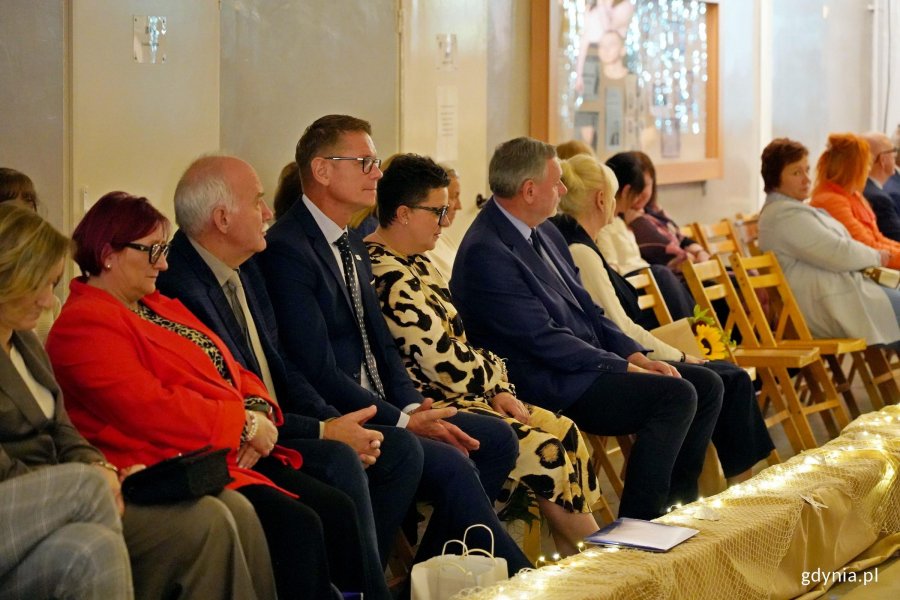 Uczestnicy obchod&oacute;w jubileuszu CKZiU nr 2 zgromadzeni w miejscu uroczystości 