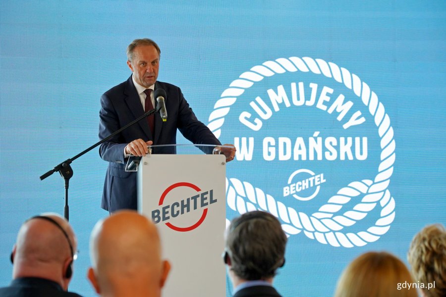Mieczysław Struk, marszałek wojew&oacute;dztwa pomorskiego, przemawiający podczas otwarcia gdańskiego biura firmy Bechtel 