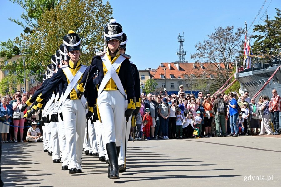 Przemarsz podchorążych Akademii Marynarki Wojennej w strojach historycznych podczas „Błyskawicznej majówki” 