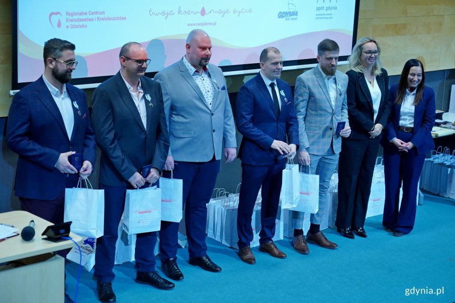 Odznaczeni honorowi dawcy krwi z Wejherowa wraz z dr hab. Marleną Robakowską &ndash; dyrektor Regionalnego Centrum Krwiodawstwa i Krwiolecznictwa w Gdańsku i Iwoną Piastowską &ndash; sekretarz miasta Wejherowa podczas gali w PPNT Gdynia