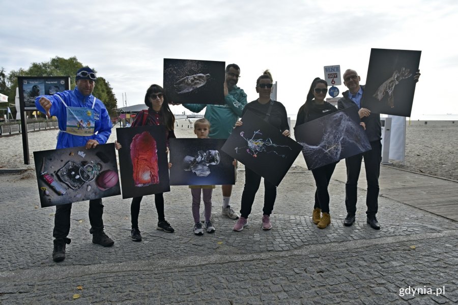 Uczestnicy akcji "Bałtycka Odyseja", wraz z wiceprezydentem Gdyni Michałem Guciem (pierwszy po prawej). W rękach trzymają zdjęcia z odpadami, które znajdą się na wystawie towarzyszącej "Bałtyckiej Odysei" // fot. Magdalena Czernek