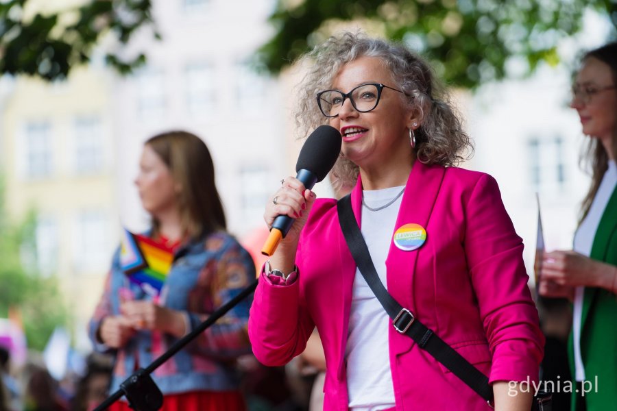 Ministra ds. r&oacute;wności Katarzyna Kotula przemawiająca ze sceny podczas 11. Tr&oacute;jmiejskiego Marszu R&oacute;wności