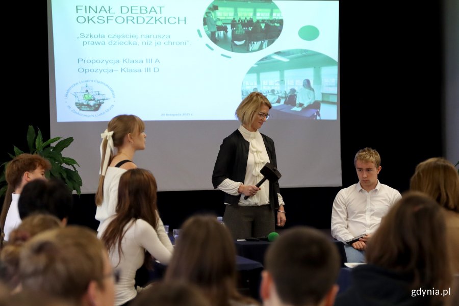 20 listopada: Międzynarodowy Dzień Praw Dziecka, na zdjęciu ucznnice i uczniowie oraz Anna Niemczynowic z IALO w Gdyni (fot. Katarzyna Balcerzak)