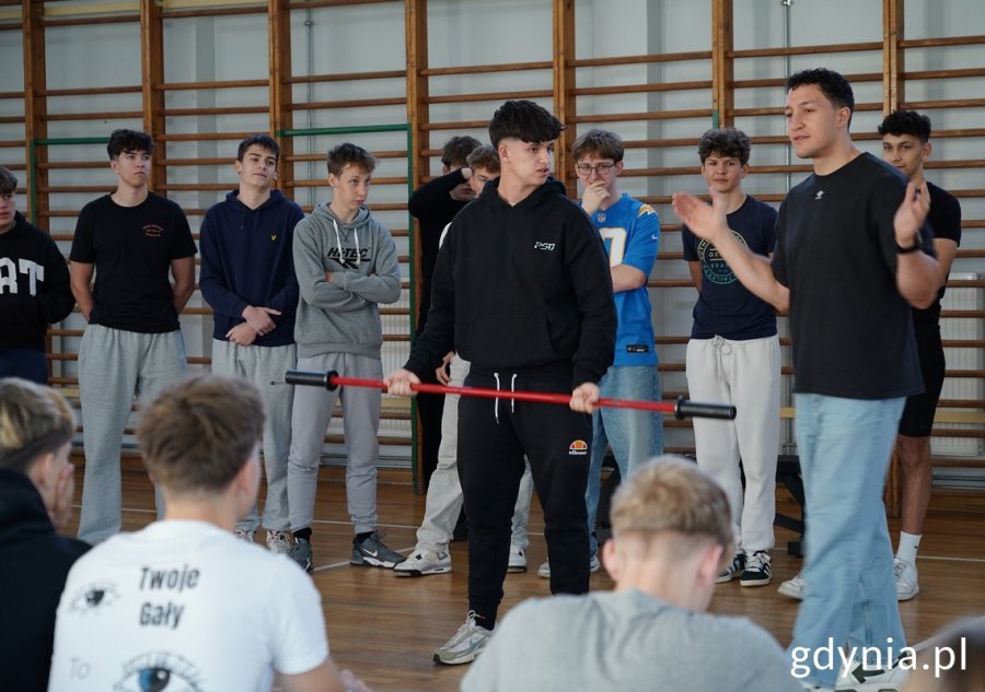 Influencer AJ z uczniami w Zespole Szkół Ekologiczno-Transportowych w Gdyni 