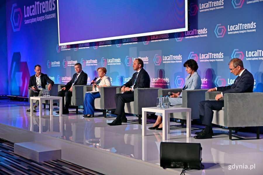 Samorządowcy, politycy i dziennikarz podczas Samorządowego Kongresu Finansowego „Local Trends” 