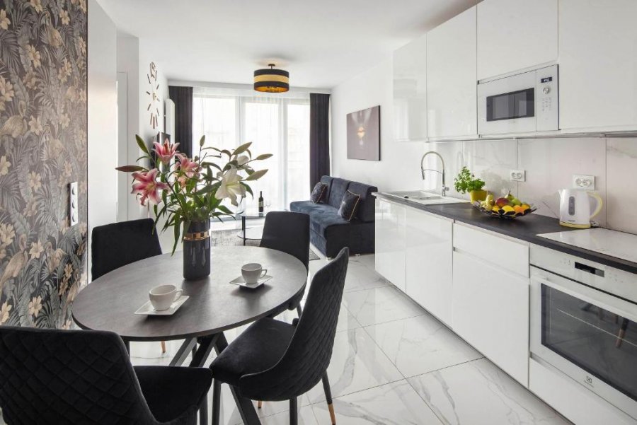 Salon z aneksem kuchennym w obiekcie Sleep3city Plac Unii