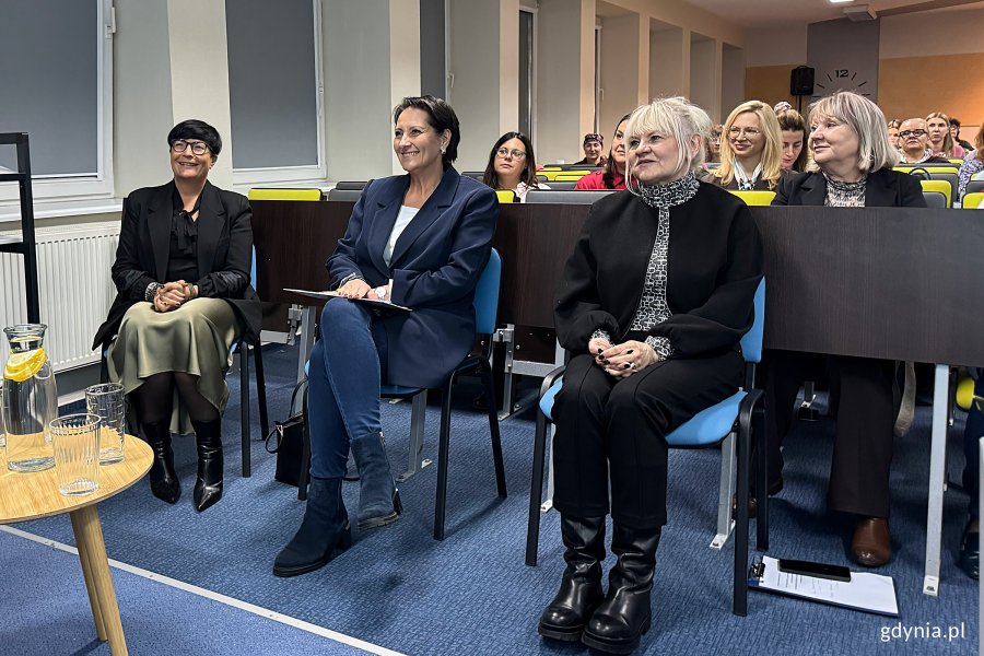 Konferencja - Rodzice i nauczyciele w dialogu o neuror&oacute;żnorodności, na zdjęciu od lewej: dyrektorka WSB Merito w Gdyni, Monika Kucharczyk, prof. UWSB Merito dr hab. Anna Kalinowska-Żeleźnik, naczelniczka Wydziału Edukacji Iwona Tanewska (fot. Katarzyna Balcerzak)