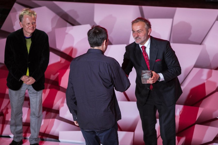 Prezydent Gdyni, Wojciech Szczurek i Dominik Bielicki - uroczysta gala Nagrody Literackiej Gdynia 2018, fot. Karol Stańczak