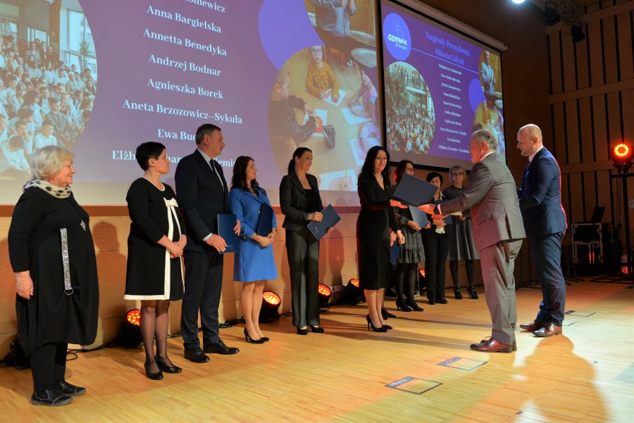 Na scenie z lewej strony Nagrodzeni Nagrodami Prezydenta Miasta Gdyni 