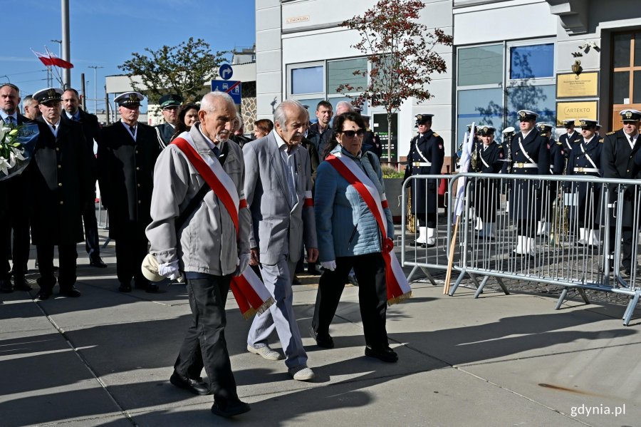 Przedstawiciele Związku Sybirak&oacute;w składający kwiaty pod pomnikiem podczas uroczystości z okazji 87. rocznicy pierwszych wysiedleń Gdynian 