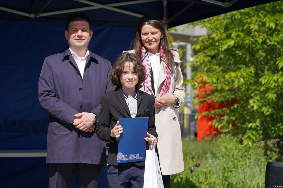 Laureat Igor Ziomek w towarzystwie wiceprezydenta Macieja Zielonki i wiceprzewodniczącej Marioli Śrubarczyk-Cichowskiej
