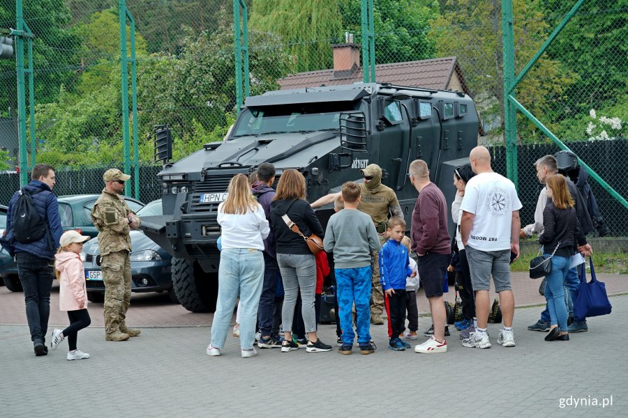 Uczestnicy festynu „Jestem kibicem” przyglądający się specjalistycznemu samochodowi policyjnemu