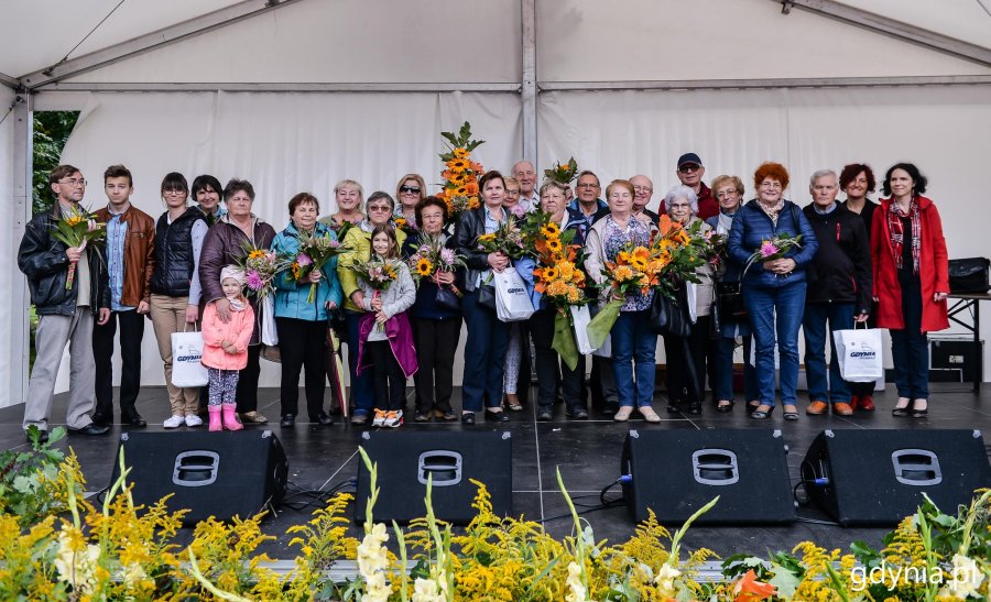 Laureaci konkursu "Gdynia w Kwiatach" odebrali z rąk przewodniczącej Rady Miasta Joanny Zielińskiej nagrody i wyróżnienia // fot. Przemysła Świderski