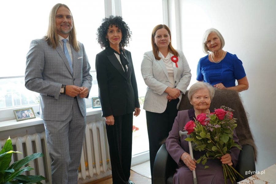 Na zdjęciu: prezydent Gdyni Aleksandra Kosiorek, kierowniczka Urzędu Cywilnego Inocenta Nycz, krewni jubilatki (fot. Magdalena Starnawska)