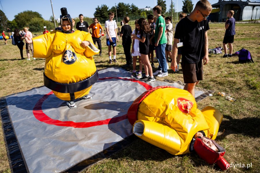 Dzieci walczą w strojach sumo.