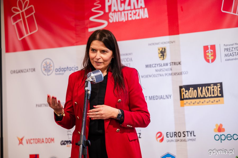 Przy mikrofonie wiceprzewodnicząca Rady Miasta Gdyni Mariola Śrubarczyk-Cichowska