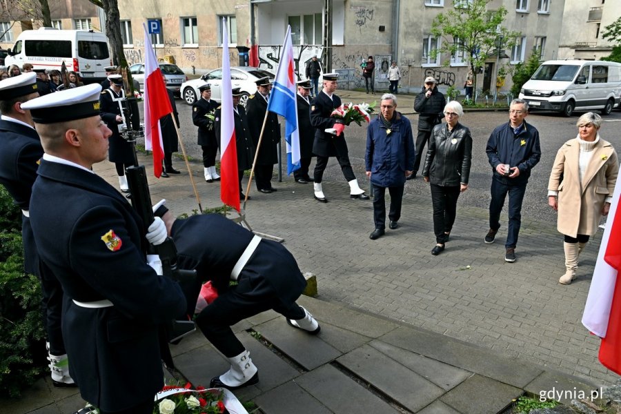 Gdyńscy samorządowcy wraz z Markiem Rutką składający kwiaty przed tablicą poświęconą pamięci społeczności żydowskiej w 81. rocznicę wybuchu powstania w getcie warszawskim 