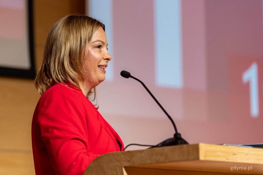 Wiceprezydentka Gdyni Oktawia Gorzeńska podczas panelu otwierającego konferencję „Modernizm w Europie – modernizm w Gdyni” – dzień pierwszy, piątek, 18 września (fot. Kamil Złoch)